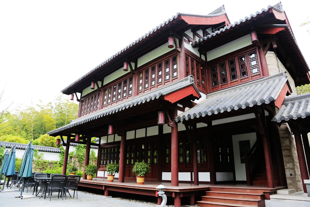 茶室以及服务用房等组成的仿古园林建筑院落