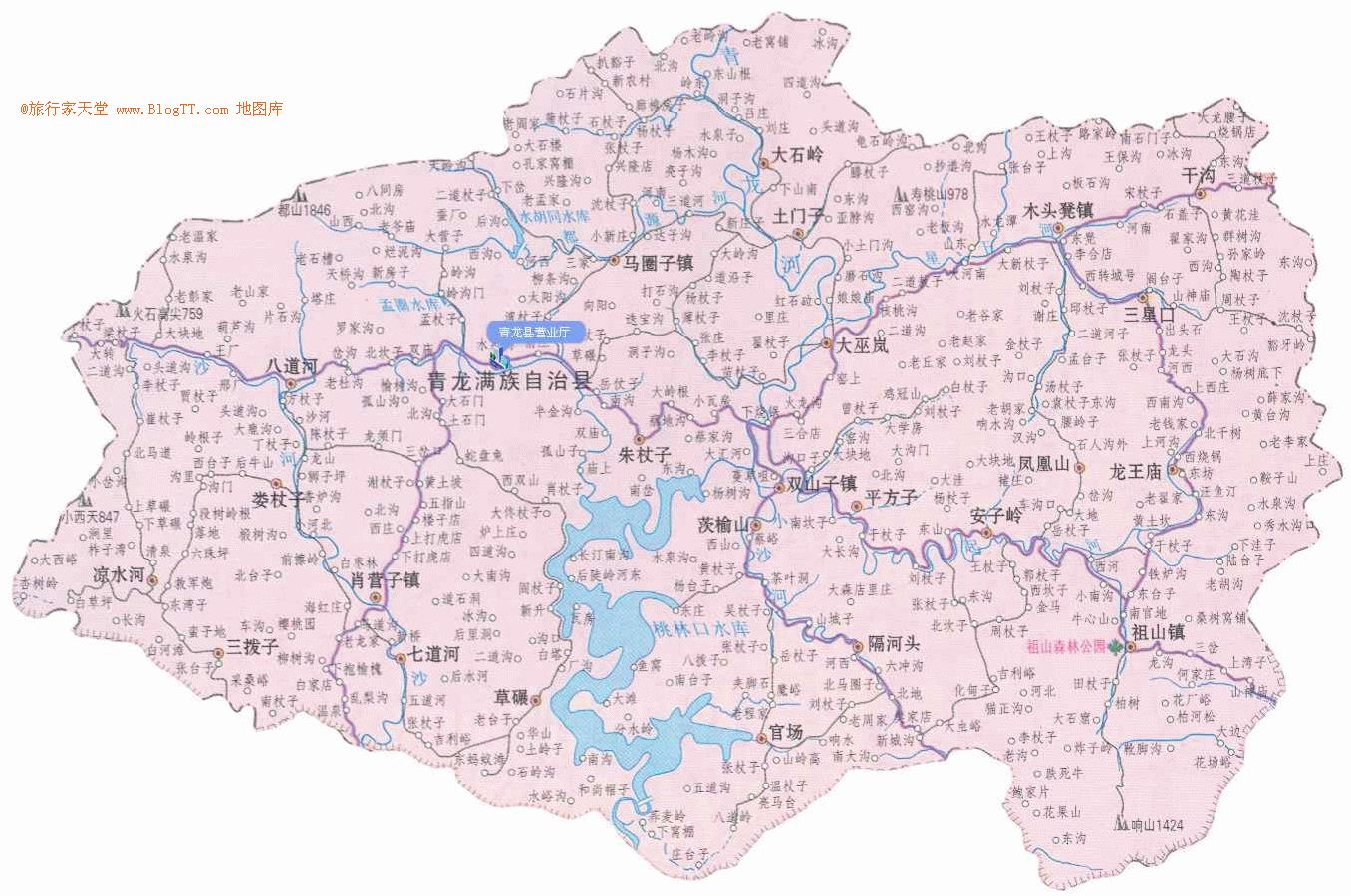 青龙满族自治县隶属于河北省秦皇岛_cninr 春秋时为山戎国地,战国时属燕国。秦、西汉时属右北平郡,东汉属辽西郡。北齐入北平郡。隋分属北平郡、柳城郡。唐乾元年间改属河北道营州,为柳城县地。辽开泰二年(1013年)属中京道大定府潭州龙山县地。金为北京路大定府龙山县地。元属辽阳行省大宁路龙山县地。明洪武中废龙山县,遂分属京师永平府抚宁、迁安二县。清因之,乾隆二年(1737年)析抚宁县东境置临榆县,本县蘧分属抚宁、临榆、迁安三县。 民国十九年(1930年)析上述三县长城以北地区置都山设治局,驻地双山子,属河北省。民国二十二年(1933年)被日军侵占,始建青